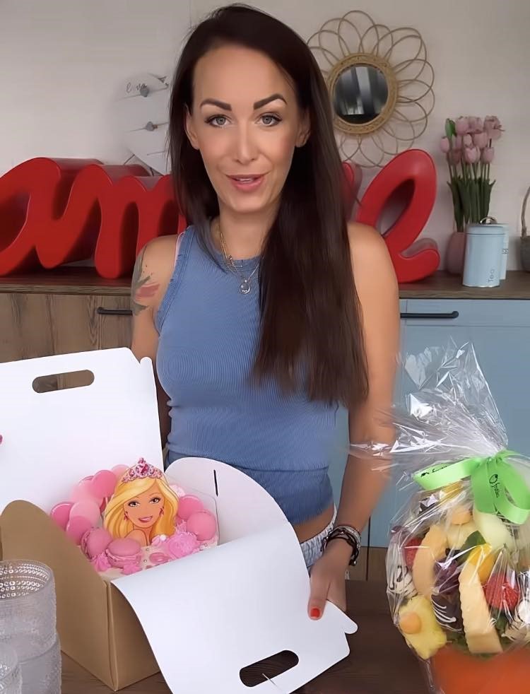 FOTO: Mia od své maminky dostane dort, jedlou květinu i nanuky ...