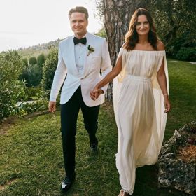 Nevěsta oblékla šaty ve stylu antické řízy od své spřízněné návrhářky Lenky Mulabegovič.