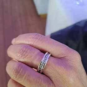 Takhle vypadá prsten Gabriely Partyšové, na kterém si aktuálně zakládá. Je z bílého zlata a je posetý diamanty.