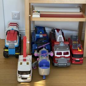 Kluci Vráťa s Viktorem si hrají s hasičským autem i s vrtulníkem.