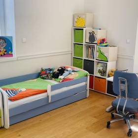 Synové Alex Mynářové, Vráťa s Viktorem, mají zatím jeden společný dětský pokoj. Nechybí v něm jejich portrét. 