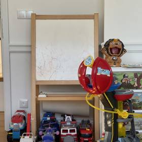 Vráťa s Viktorem mají v dětském pokojíčku centrálu Tlapkové patroly (vpravo) a také plejádu doprovodných aut.