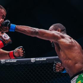 Apollo tvrdě hitoval, ale zápas nakonec ukončil nečekaně na submisi. 