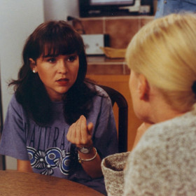 Herečka Kateřina Hrachovcová, představitelka Simony, měla v době natáčení seriálu Život na zámku hnědé vlasy.