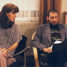 Hnědé vlasy s ofinkou byly jejím poznávacím znamením. 