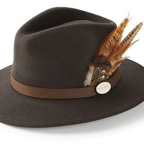 Hnědý vlněný klobouk Hicks&Brown zdobený peřím stojí 99 liber, tedy asi 2 800 Kč.