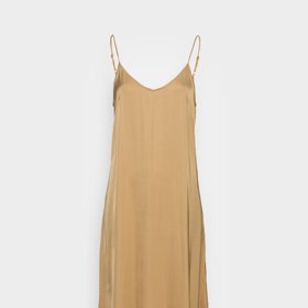 V současnosti patří tento typ šatů opět k velkým hitům a nosí se v mnoha barvách. (Aerie, 1 790 Kč)