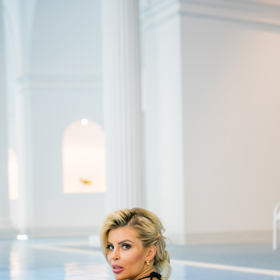 Lela Ceterová v bazénu luxusních římských lázní. 