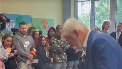 FOTO: Prezident Petr Pavel rozdal prvňáčkům dárečky.