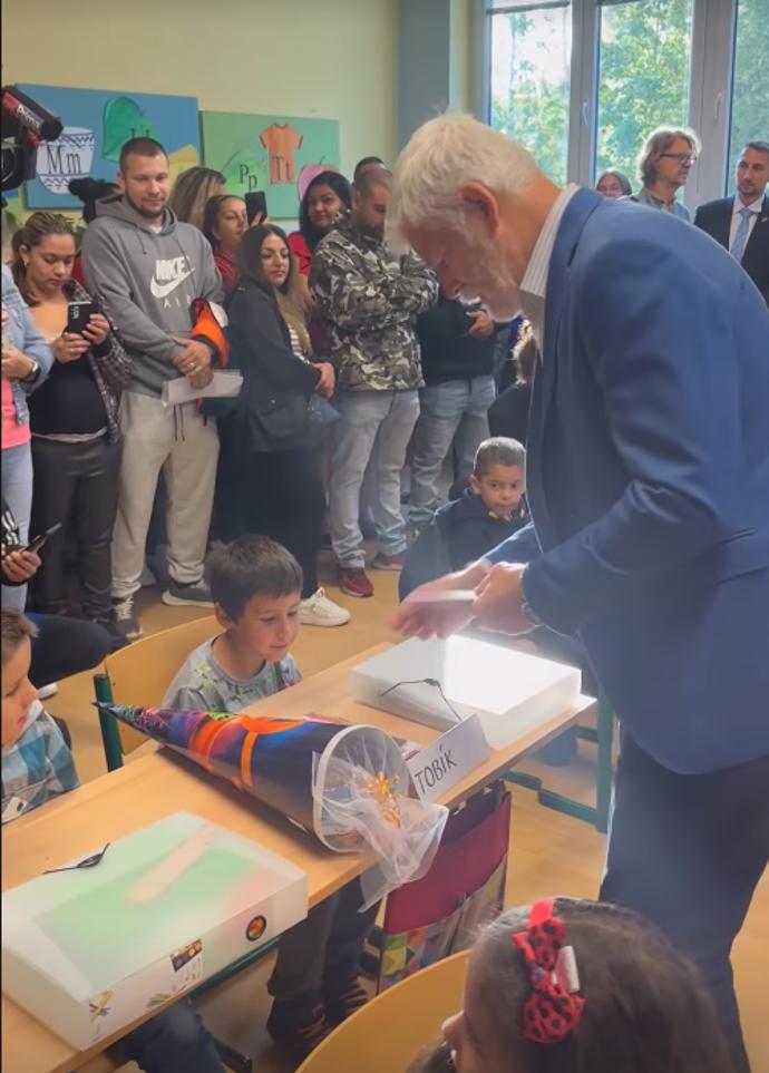 FOTO: Prezident Petr Pavel rozdal prvňáčkům dárečky. – stránka 2472