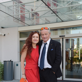 Přesto je Alexander Hemala stále v kondici. Takhle usměvavý byl například během natáčení videoklipu Deštník osamělých s režisérkou Evou Toulovou.