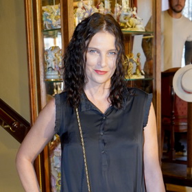 Zpěvačka Iva Frühlingová zaujala svýma výraznýma modrýma očima dokonce i francouzského herce Pierra Richarda.