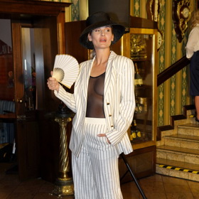 Beata Rajská představila také světlý dámský oblek s vertikálními pruhy, které opticky prodlouží postavu.