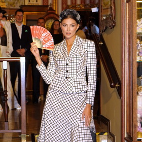 Modely si lichotivě hrají s ženskou siluetou.