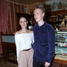 Košile, kterou vidíte, má Vojtěch Vodochodský ze second handu. Prý stála 50 korun a má z ní velkou radost. 