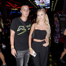 Kordula s přítelem Damianem patří k milovníkům luxusní módy a doplňků. Na předpremiéře filmu se blýskli hned celou sadou luxusních kousků. Zatímco Damian doladil černožlutý model brašničkou Chrtistian Dior a teniskami Alexander McQueen, Kordule nechyběla její oblíbená značka Louis Vuitton, a to v podání pantoflí i minikabelky.