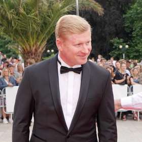 Ladislav Hampl vypadá skvěle v pánském obleku.