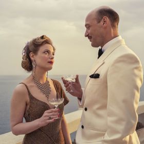 Mary Jayne Gold v podání Gillian Jacobs v seriálu Netflixu s názvem Transatlantic.