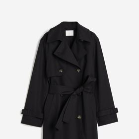 Černý trenčkot. Skvělý základ pro temně podmanivý šatník. (H&M, 1 799 Kč)