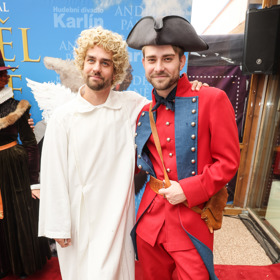 Ondřej Rychlý si pochvaluje, že v představení vynese hned dvě paruky.