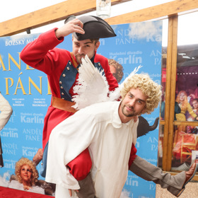 Ondřej Rychlý jako anděl Petronel a Marek Lambora coby čert Uriáš.