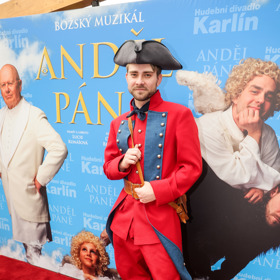 Marek Lambora je v červené kamizolce pořádný švihák a fanynky jeho proměnu v pekelníka jistě ocení.