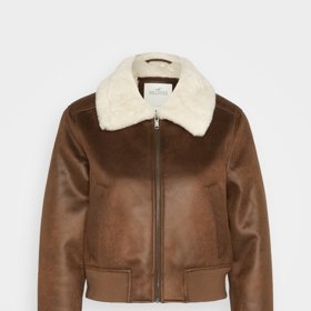 Klasický bomber s kožíškem, Hollister, 2 990 Kč.