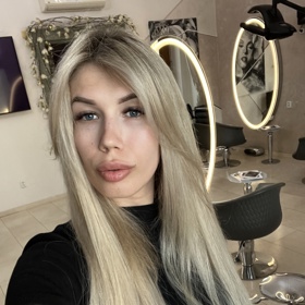 Daniel Black podstoupil kompletní tranzici v ženu, včetně operace pohlavního orgánu a plastiky prsou.