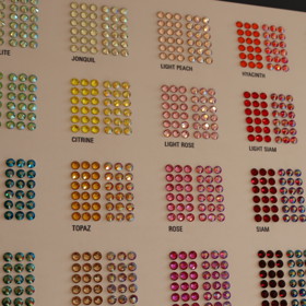 Kameny se liší nejen barvou, ale také svou schopností propouštět nebo odrážet světlo.