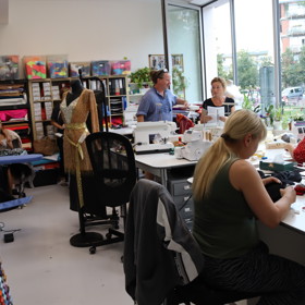 Švadlenky, které v ateliéru pracují, mají za sebou hodiny a hodiny mravenčí práce.