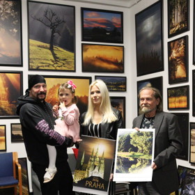 Rodina navštívila ateliér fotografa Ivana Krále, kterému pokřtila kalendář.