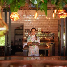 Kamu aktuálně žije střídavě na Kostarice, kde má svůj druhý domov.