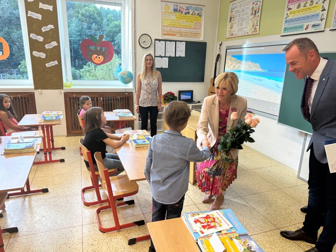FOTO: Eva Pavlová přivítala prvňáčky. – stránka 1149