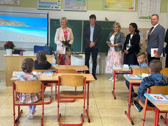 FOTO: Eva Pavlová zahájila na Základní škole a Mateřské škole Jindřichov nový školní rok. – stránka 1148