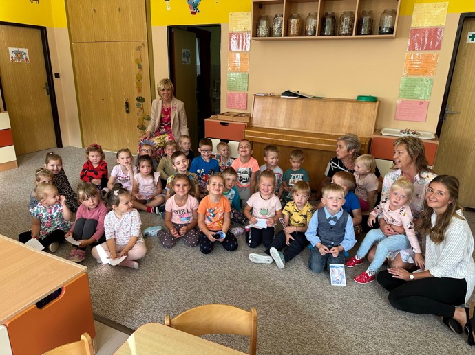 FOTO: Eva Pavlová s prvňáčky. – stránka 1146