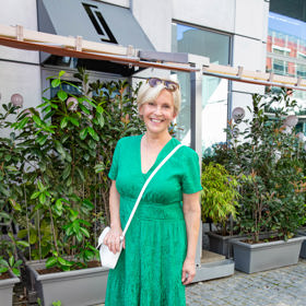 Miluše Šplechtová, představitelka Jolany Berkové, rovněž vsadila na zelenou. Šaty doplnila bílými teniskami a kabelkou.