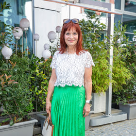 Ljuba Krbová, představitelka Aničky Liškové, vynesla zelenou plisovanou sukni do pasu a krajkový bílý top.