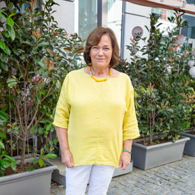 Jitka Smutná, představitelka Marie Vránové, zazářila ve žlutém lněném tričku a bílých kalhotách. Top ozdobila výrazným žlutým náhrdelníkem.