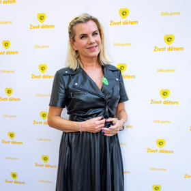 Zpěvačka Leona Machálková se kompletně zahalila do černých šatů z koženky, které doplnila béžovými teniskami.