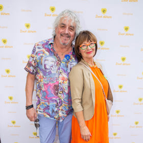 Doprovod dělal Petře Černocké manžel Jiří Pracný, který oblékl květovanou havajskou košili s krátkým rukávem.