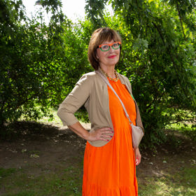 Zpěvačka Petra Černocká oblékla výrazné oranžové šaty, které doplnila béžovým sáčkem.