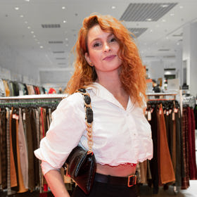 Denisa Nesvačilová v cropnuté bílé košili na večírku zazářila.