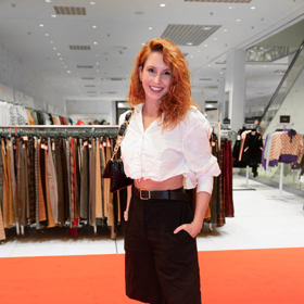 Herečka Denisa Nesvačilová oblékla na otevření obchodu s módou bílou košili v crop top stylu.