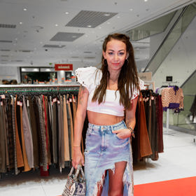 Agáta Hanychová crop topem a sukní oživila klasickou kombinaci. Bílé tenisky jsou povedenou třešničkou na dortu.