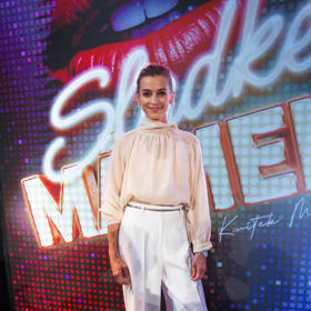 Herečka Ivana Jirešová oblékla světlou halenku a široké bílé kalhoty s vysokým pasem.