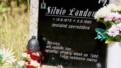 FOTO: Pomníček jedné ze zavražděných stopařek.