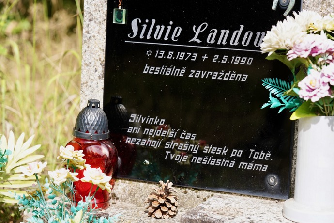 FOTO: Pomníček jedné ze zavražděných stopařek. – stránka 6