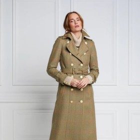 Kate jím doplnila dlouhý béžový trenčkot Marlborough značky Holland Cooper, který v obchodech vyjde na 849 liber, tedy asi 24 tisíc korun.