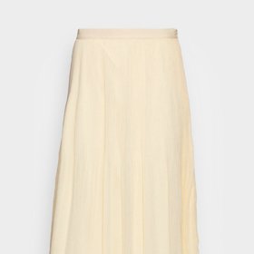 Marks & Spencer, 999 Kč.