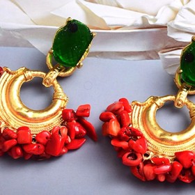 Visací náušnice s tyrkysem. TrendyJewelrys, 40 dolarů (cca 900 Kč)